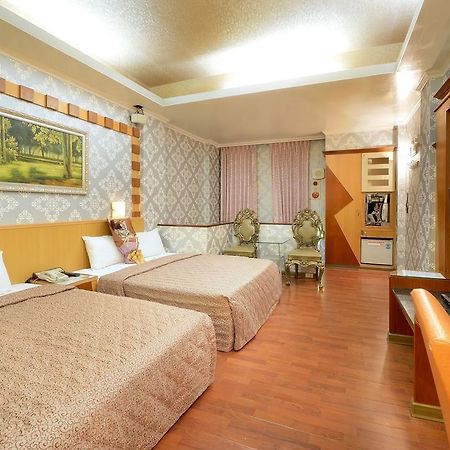 Holland Village Motel Tainan Extérieur photo