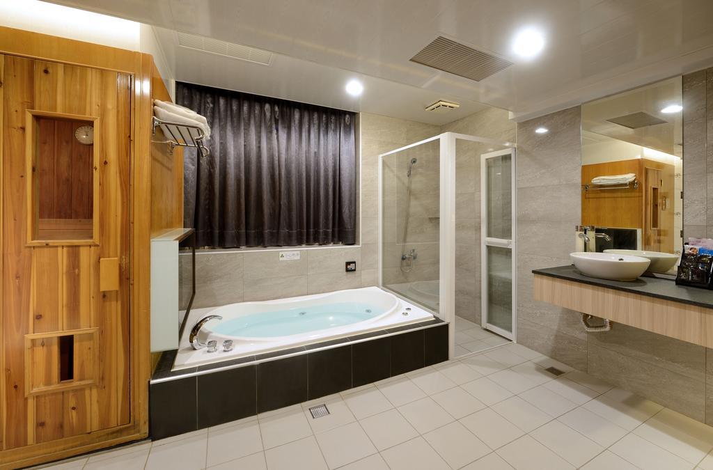 Holland Village Motel Tainan Extérieur photo