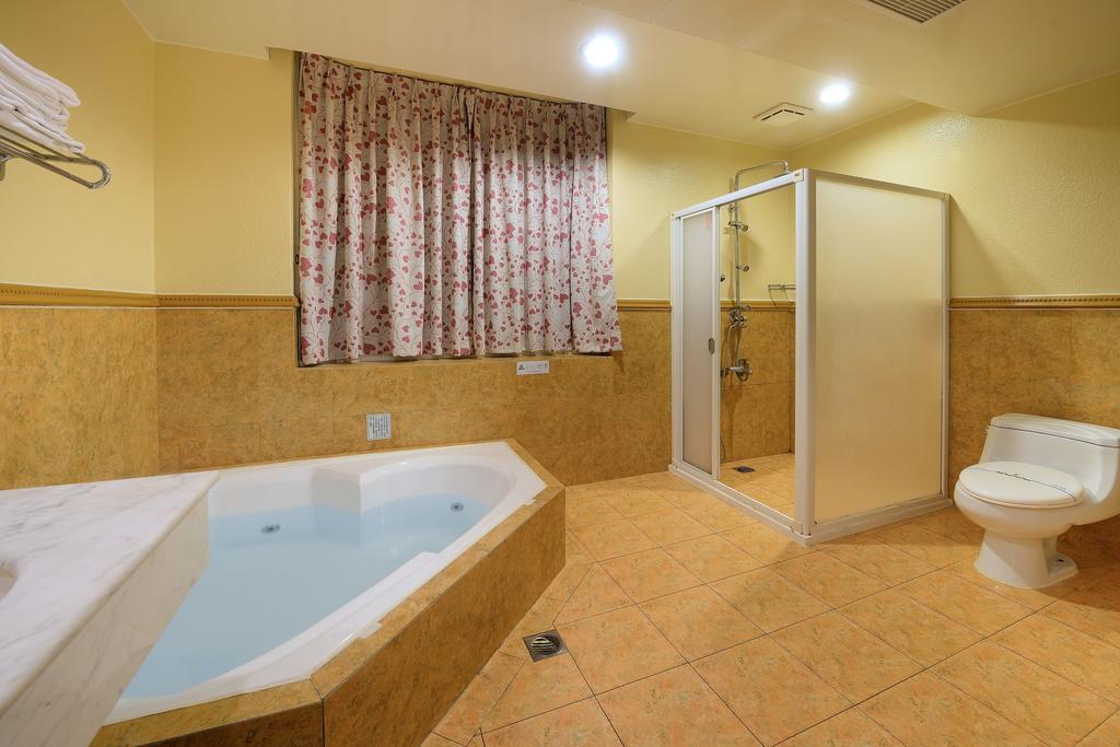 Holland Village Motel Tainan Extérieur photo