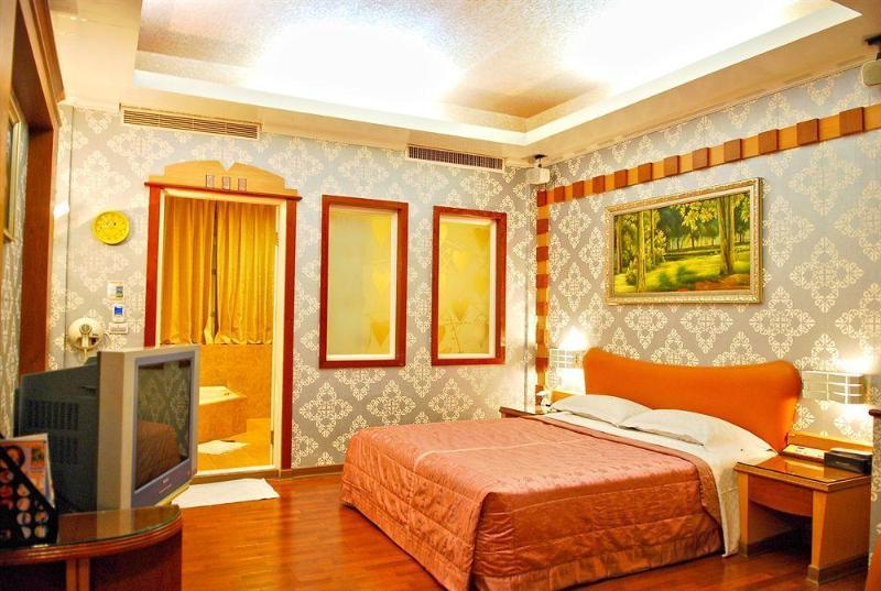 Holland Village Motel Tainan Extérieur photo