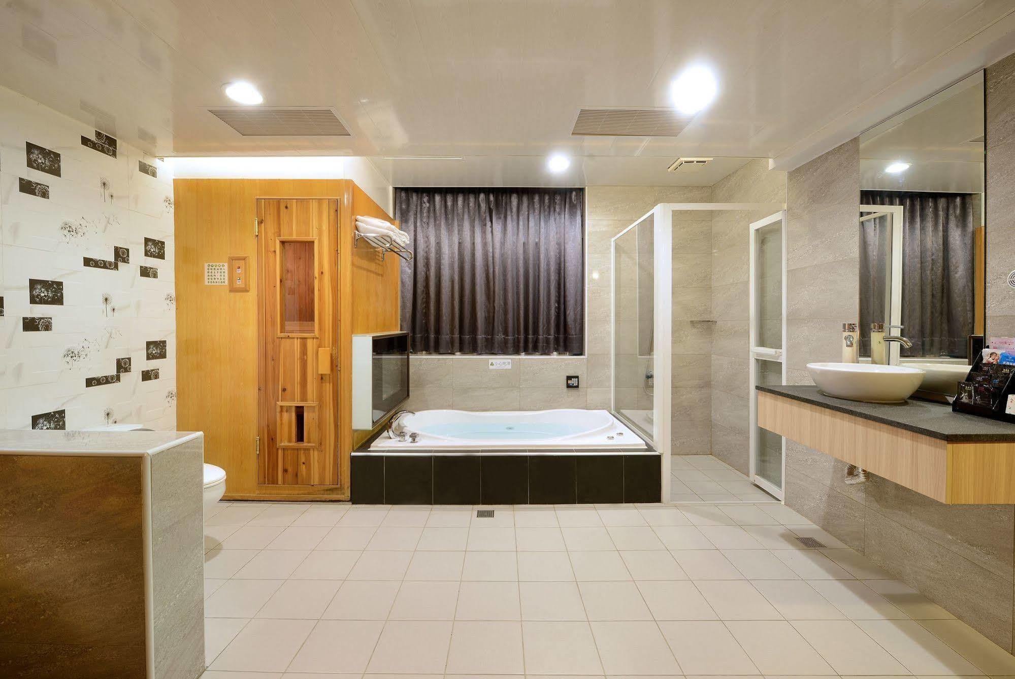 Holland Village Motel Tainan Extérieur photo