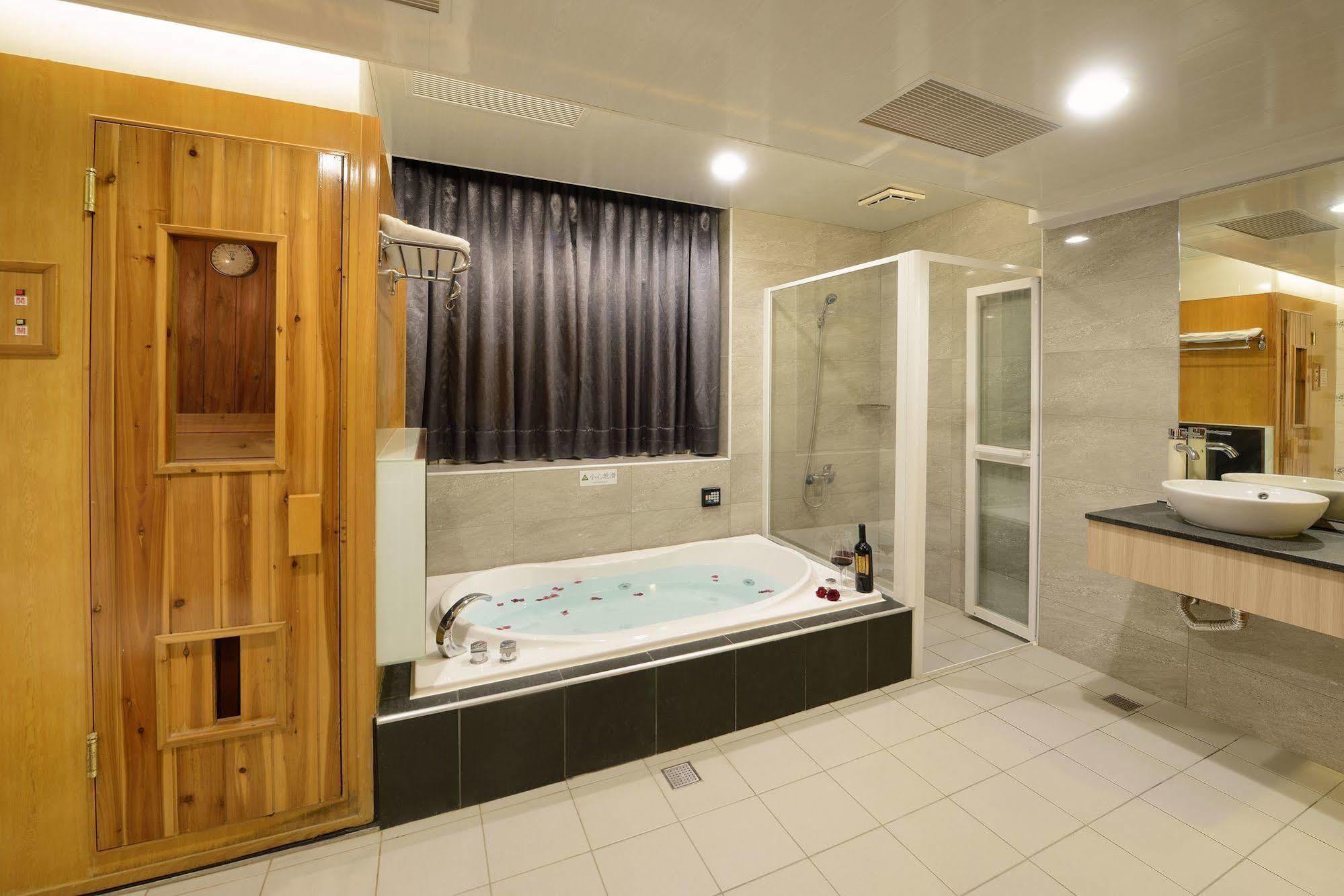 Holland Village Motel Tainan Extérieur photo