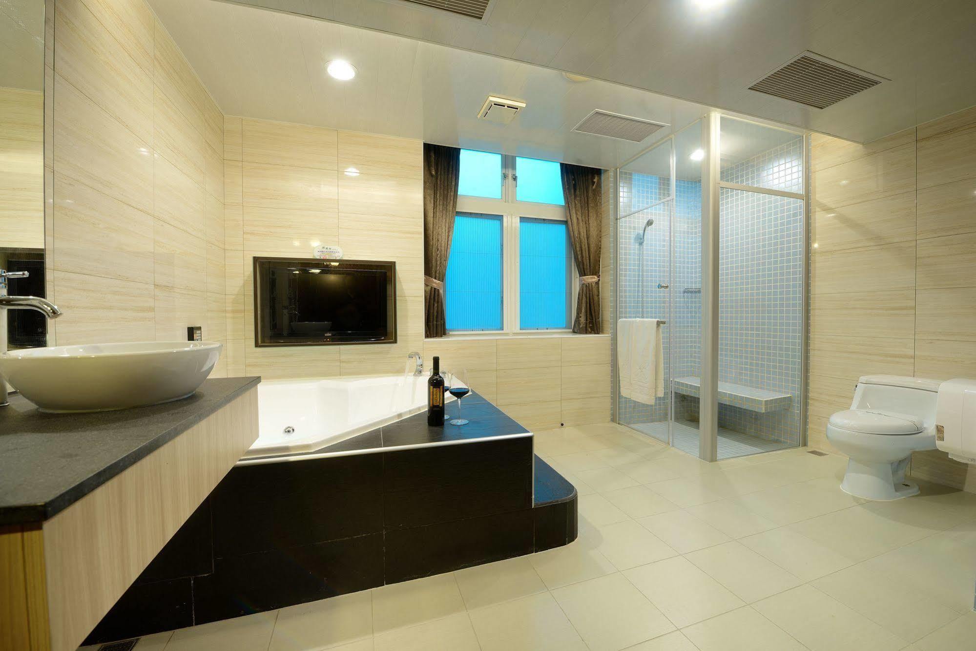 Holland Village Motel Tainan Extérieur photo