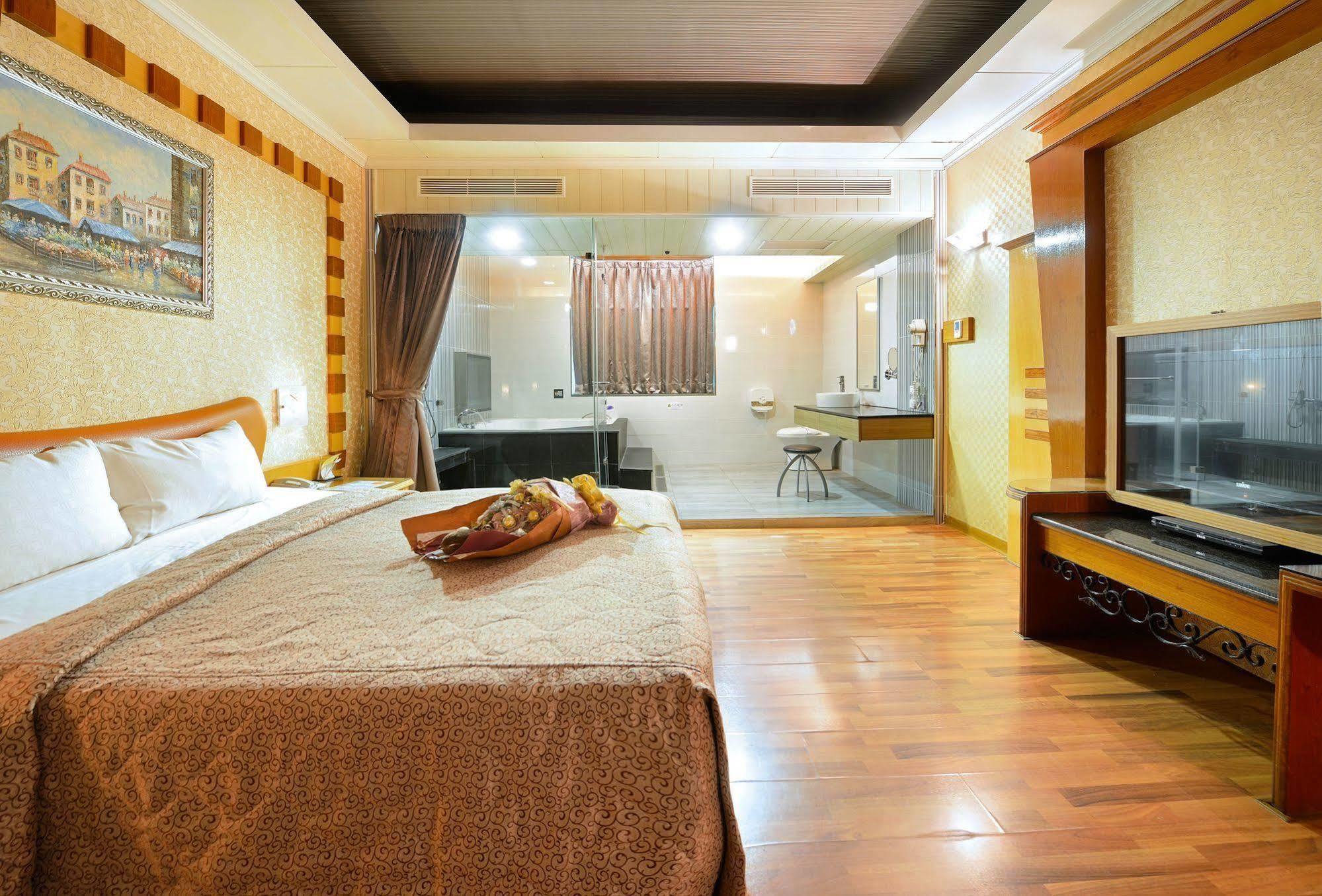Holland Village Motel Tainan Extérieur photo