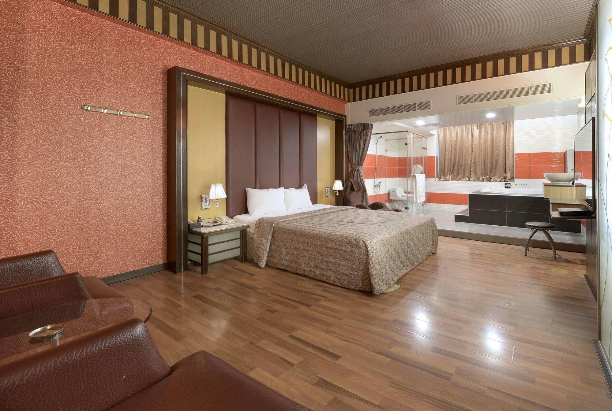 Holland Village Motel Tainan Extérieur photo