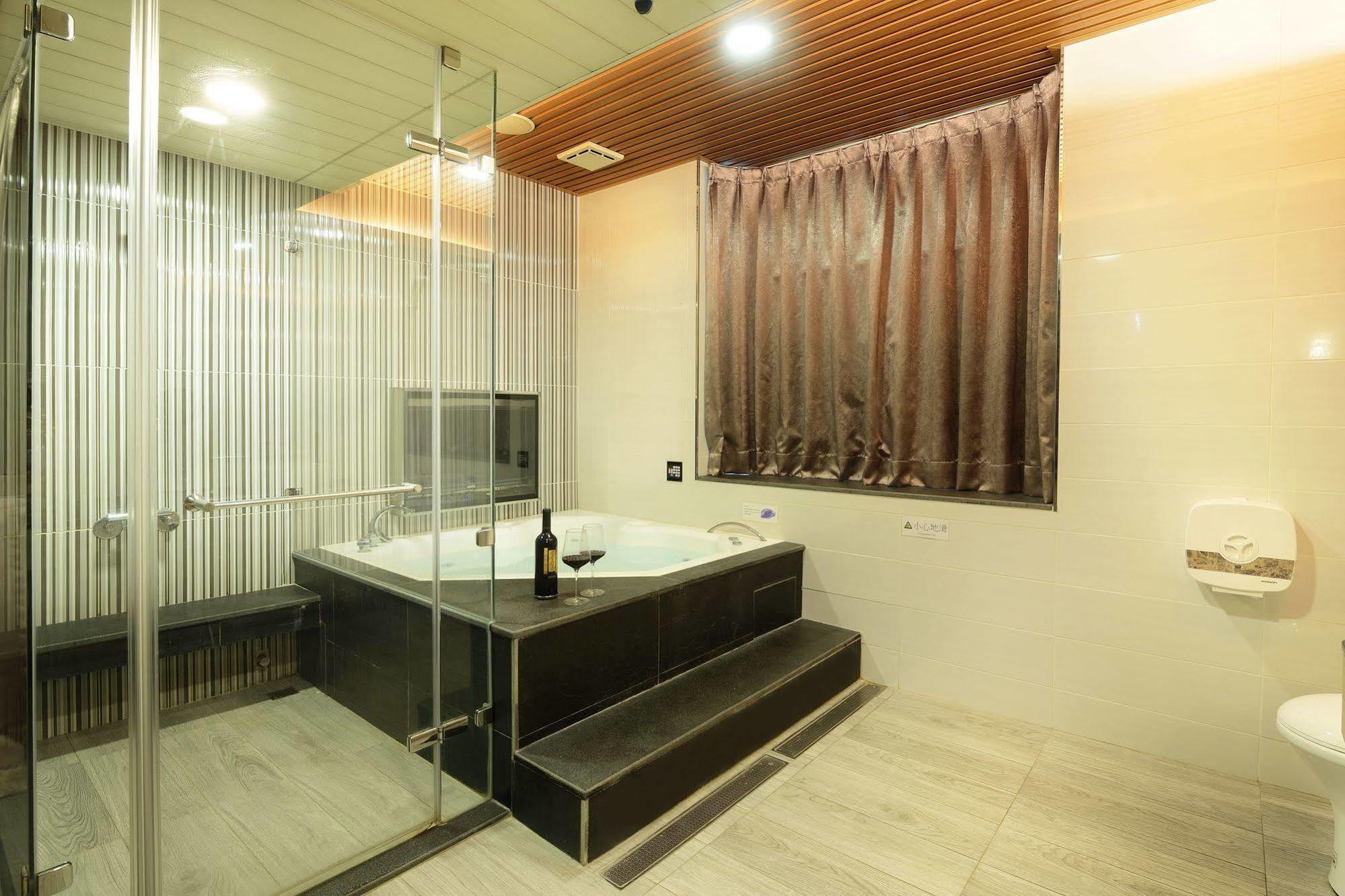 Holland Village Motel Tainan Extérieur photo